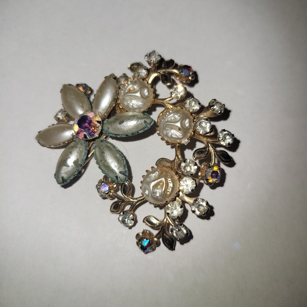 Vintage Gold Tone Faux Pearl & Rhinestone Floral Brooch Pin Iridescent Flower AB - Picture 4 of 15
